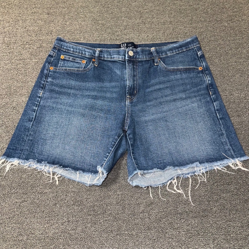 GAP Denim Blue Medium Wash Raw Hem 5 Inch Jean Shorts Mid Rise Womens Size 14/32